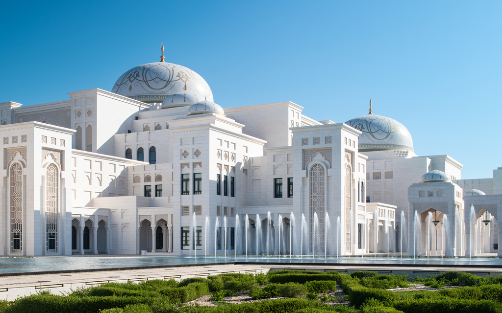 A guided tour discovering the beautiful Qasr Al Watan in Abu Dhabi